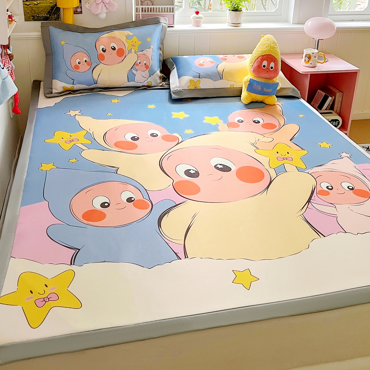 91家纺网 家纺一手货源 找家纺 KT猫直营店 2026新款数码卡通印花凉感冰丝软凉席席子 星星人派对-席