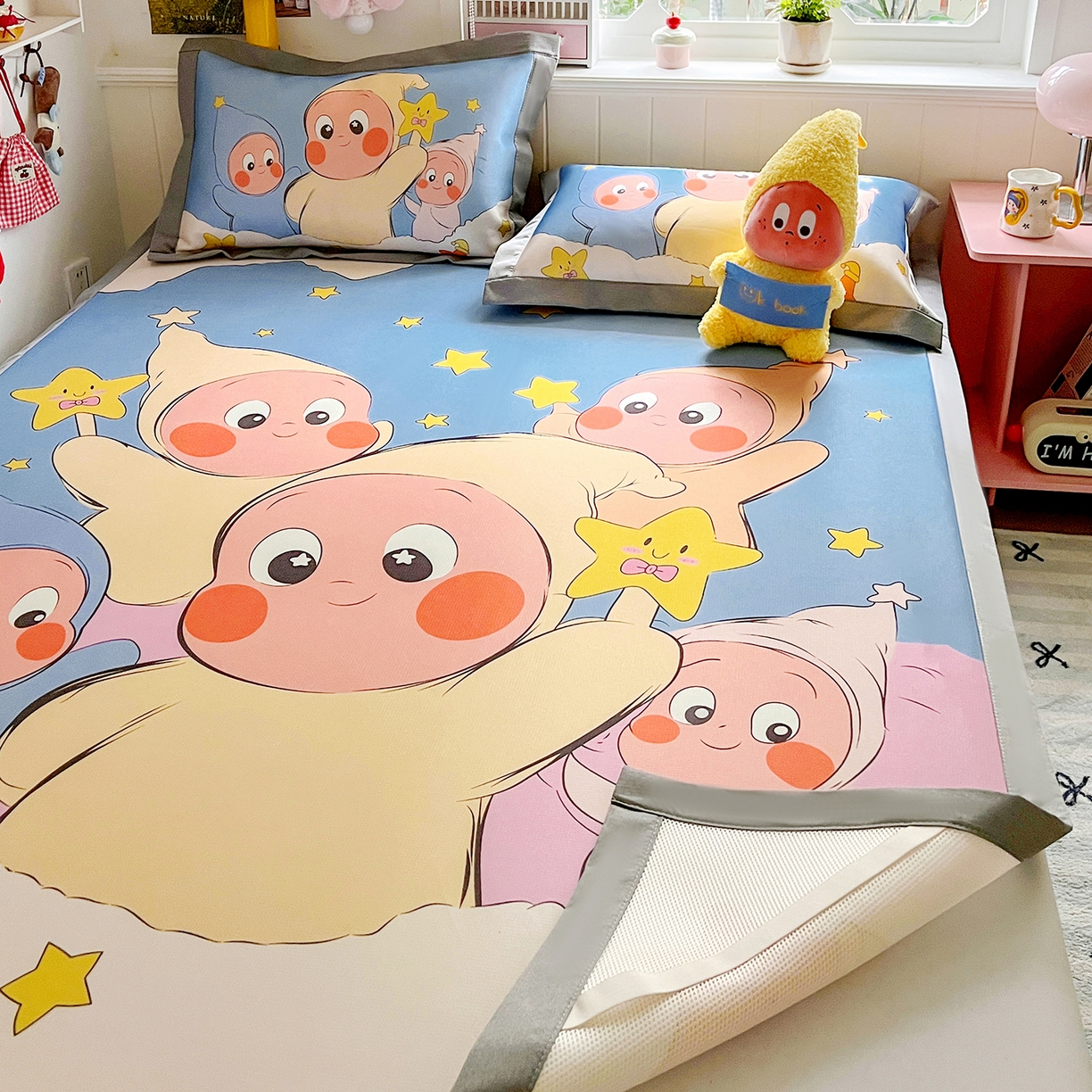 91家纺网 家纺一手货源 找家纺 KT猫直营店 2026新款数码卡通印花凉感冰丝软凉席席子 星星人派对-席