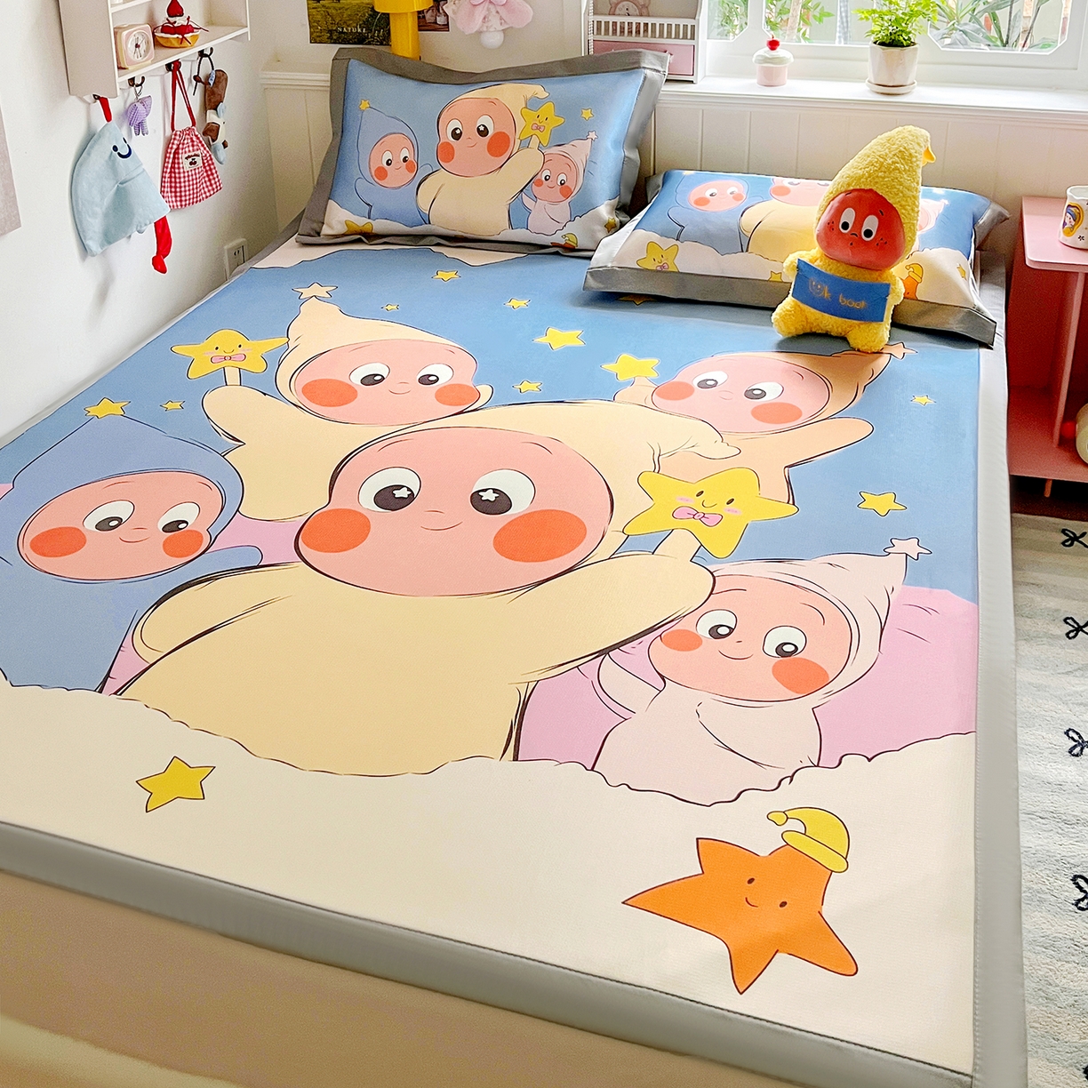 91家纺网 家纺一手货源 找家纺 KT猫直营店 2026新款数码卡通印花凉感冰丝软凉席席子 星星人派对-席