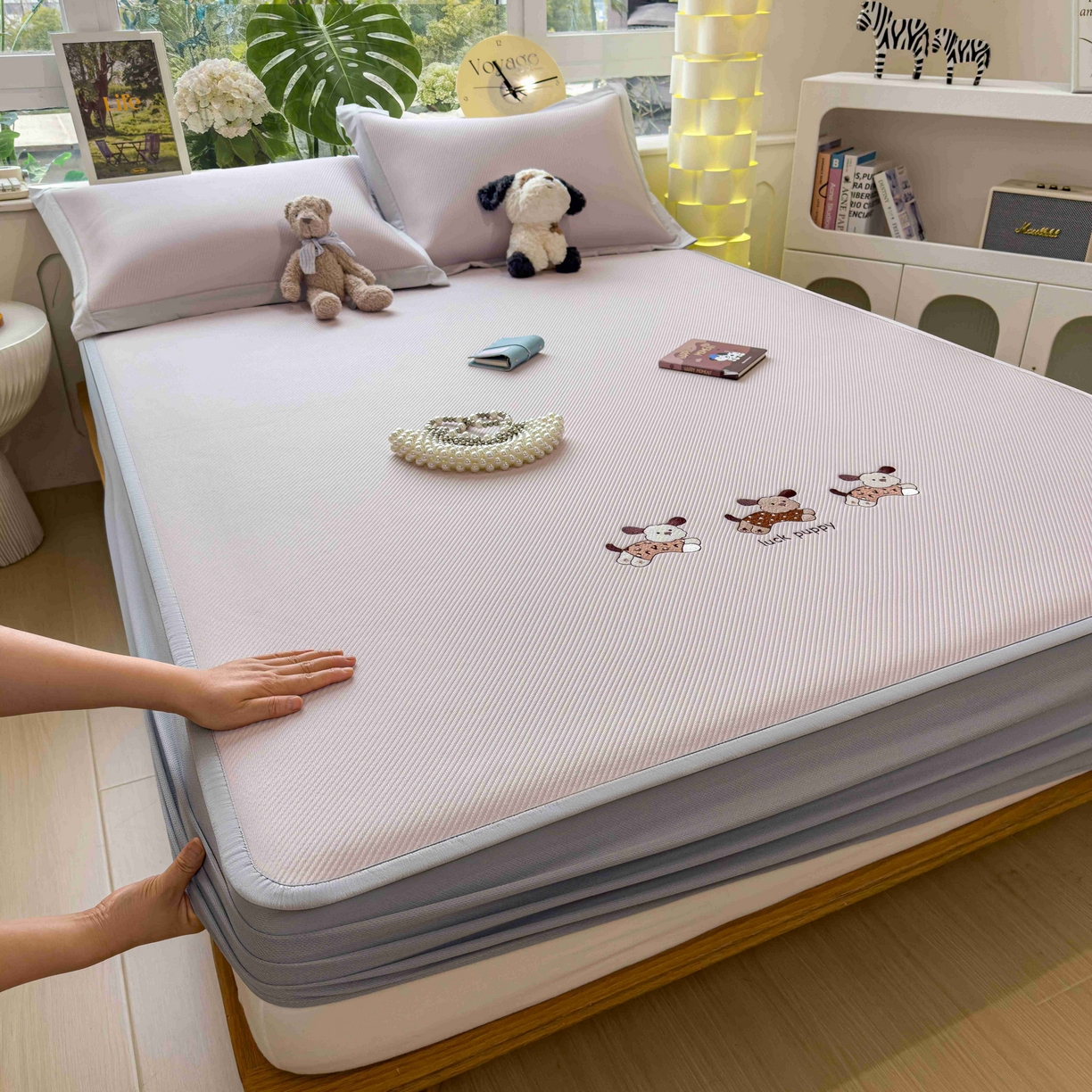 91家纺网 家纺一手货源 找家纺 孩子王家纺 2026春夏新款可机洗冰豆豆冰丝席凉席席子a类母婴级婴儿可用凉感值过0.21 趴趴狗 床笠款