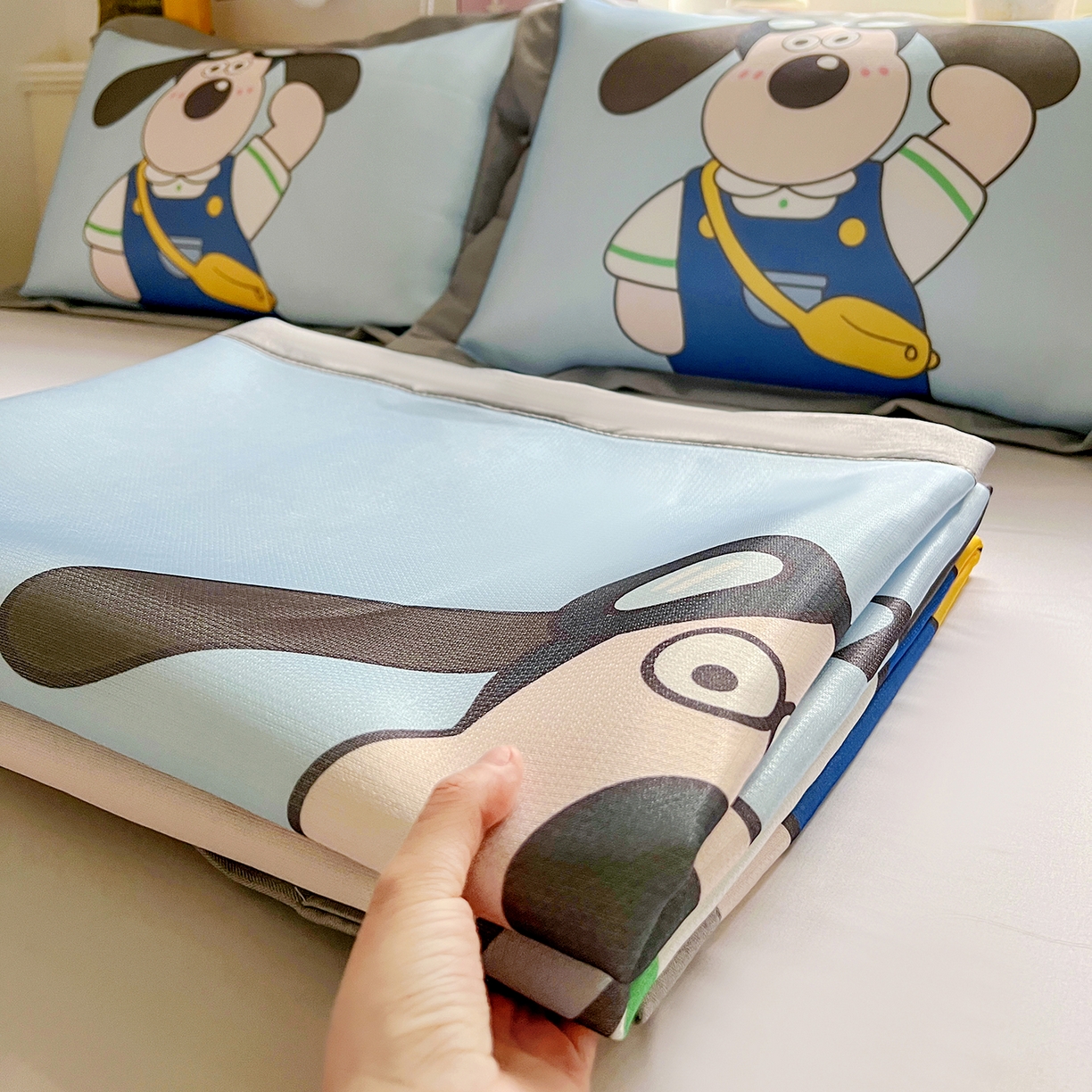 91家纺网 家纺一手货源 找家纺 KT猫直营店 2026新款数码卡通印花凉感冰丝软凉席席子 眼镜狗-席