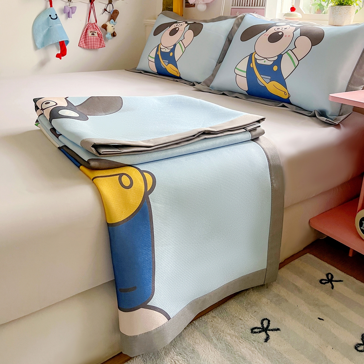 91家纺网 家纺一手货源 找家纺 KT猫直营店 2026新款数码卡通印花凉感冰丝软凉席席子 眼镜狗-席