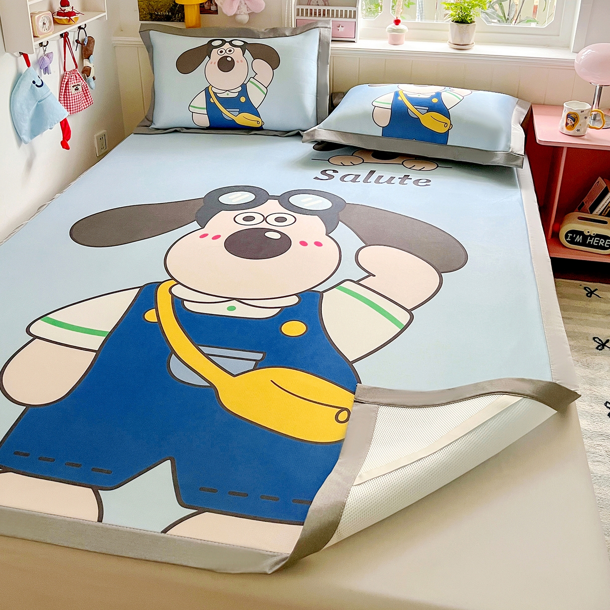 91家纺网 家纺一手货源 找家纺 KT猫直营店 2026新款数码卡通印花凉感冰丝软凉席席子 眼镜狗-席