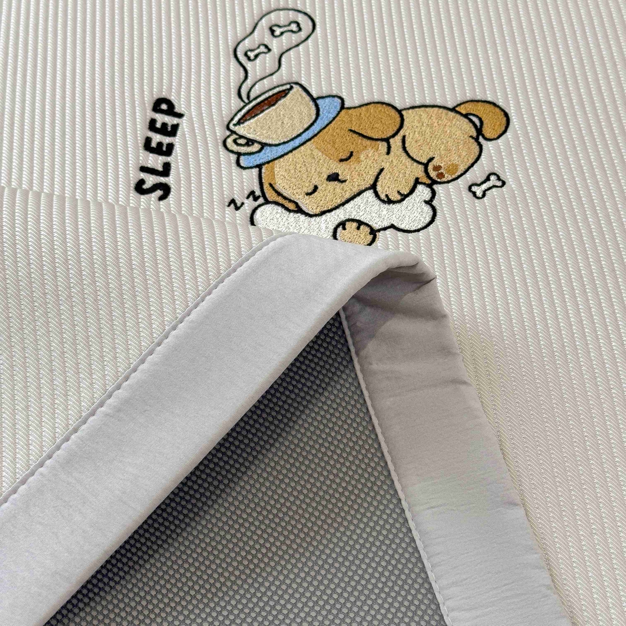 91家纺网 家纺一手货源 找家纺 孩子王家纺 2026春夏新款可机洗冰豆豆冰丝席凉席席子a类母婴级婴儿可用凉感值过0.21 贪吃小狗 床单款