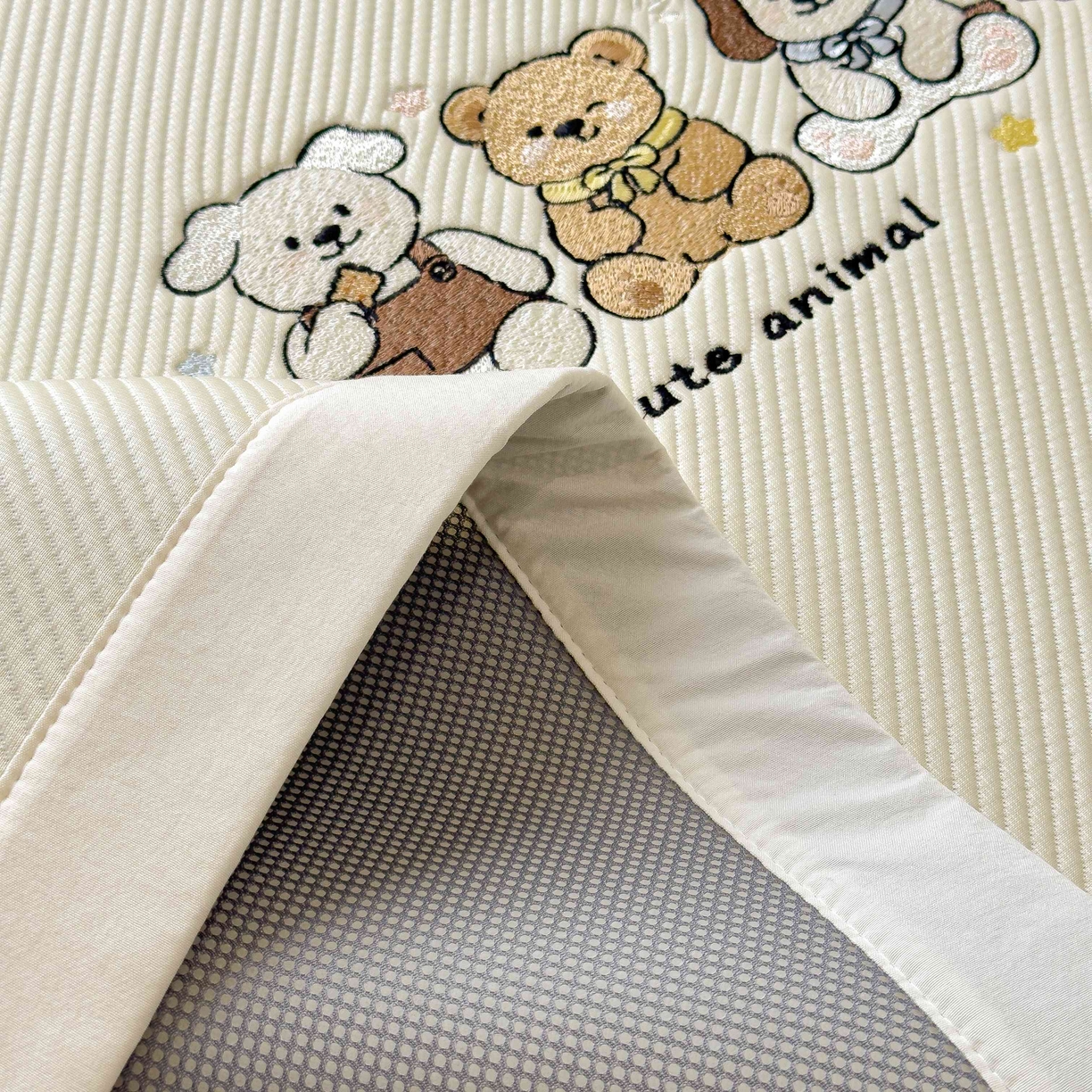 91家纺网 家纺一手货源 找家纺 孩子王家纺 2026春夏新款可机洗冰豆豆冰丝席凉席席子a类母婴级婴儿可用凉感值过0.21 小友聚会 床单款