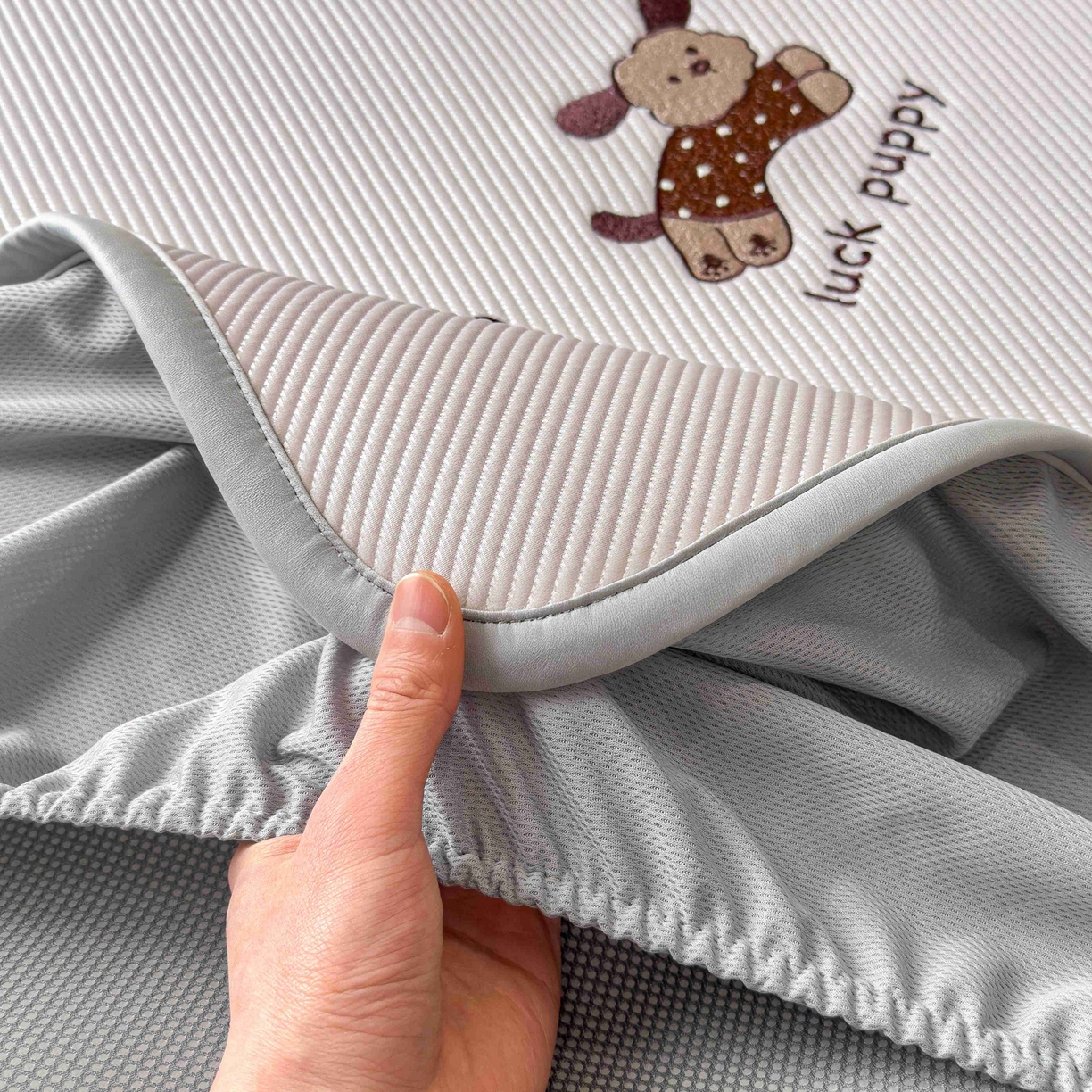 91家纺网 家纺一手货源 找家纺 孩子王家纺 2026春夏新款可机洗冰豆豆冰丝席凉席席子a类母婴级婴儿可用凉感值过0.21 趴趴狗 床笠款