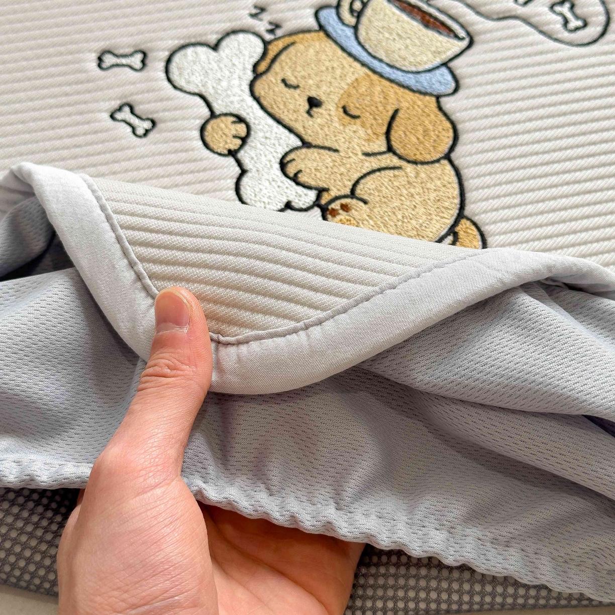 91家纺网 家纺一手货源 找家纺 孩子王家纺 2026春夏新款可机洗冰豆豆冰丝席凉席席子a类母婴级婴儿可用凉感值过0.21 贪吃小狗 床笠款