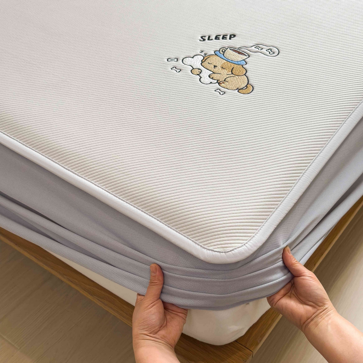 91家纺网 家纺一手货源 找家纺 孩子王家纺 2026春夏新款可机洗冰豆豆冰丝席凉席席子a类母婴级婴儿可用凉感值过0.21 贪吃小狗 床笠款