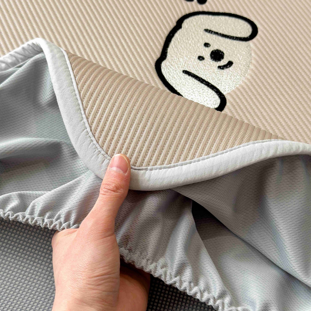 91家纺网 家纺一手货源 找家纺 孩子王家纺 2026春夏新款可机洗冰豆豆冰丝席凉席席子a类母婴级婴儿可用凉感值过0.21 汪汪线条狗 床笠款