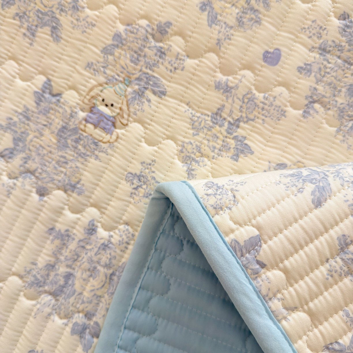 91家纺网 家纺一手货源 找家纺 雅萱家纺 2026新款森系全棉夹棉印花床盖 晨雾碎花