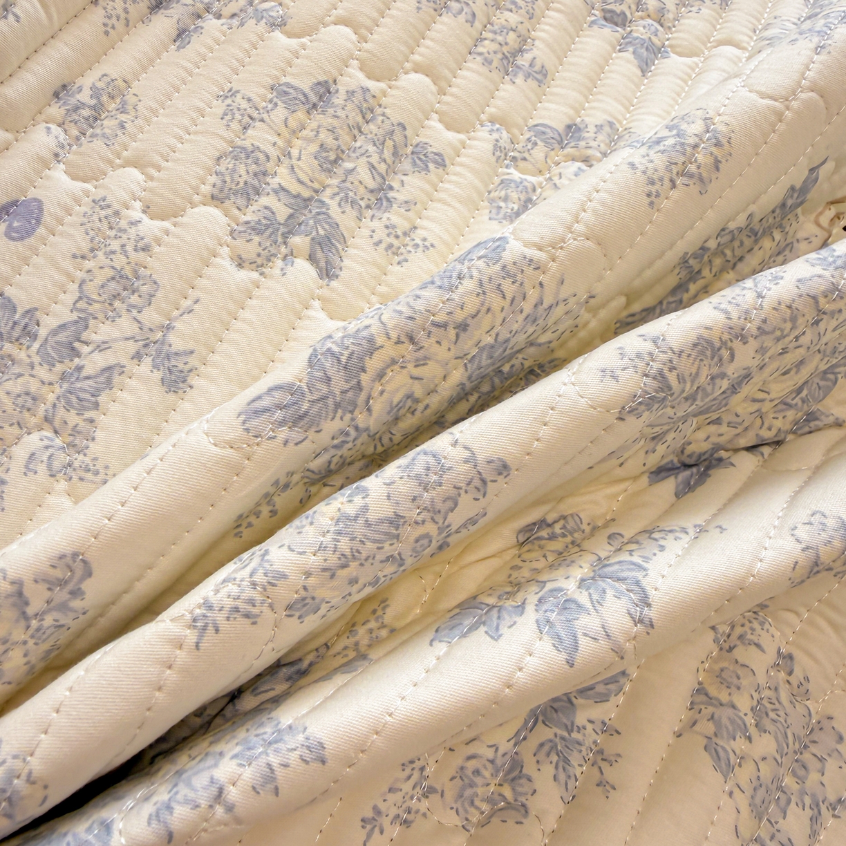 91家纺网 家纺一手货源 找家纺 雅萱家纺 2026新款森系全棉夹棉印花床盖 晨雾碎花