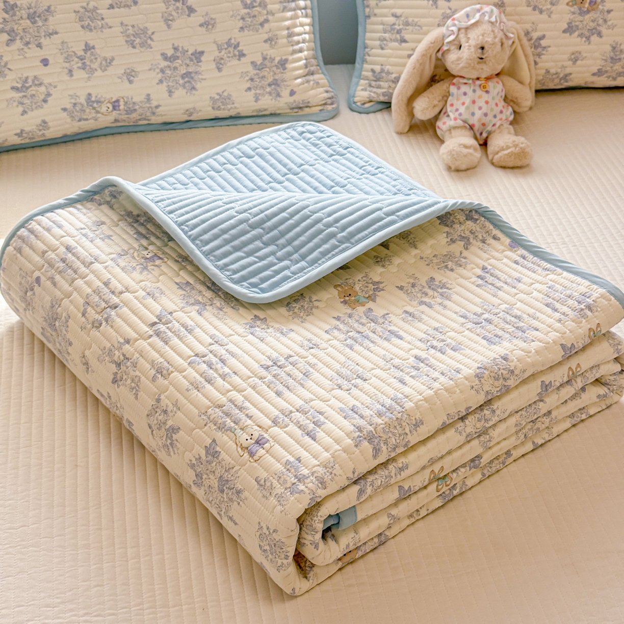 91家纺网 家纺一手货源 找家纺 雅萱家纺 2026新款森系全棉夹棉印花床盖 晨雾碎花