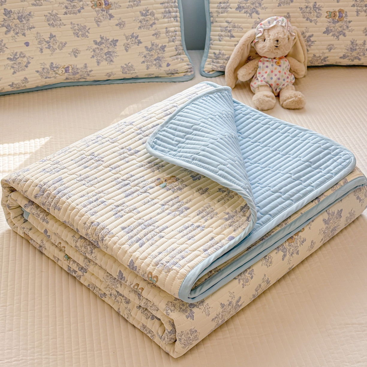 91家纺网 家纺一手货源 找家纺 雅萱家纺 2026新款森系全棉夹棉印花床盖 晨雾碎花