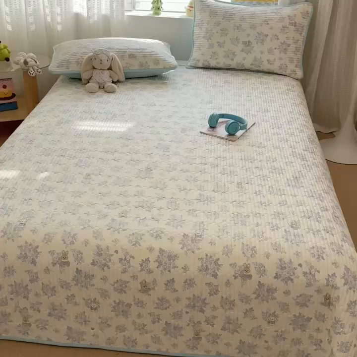 91家纺网 家纺一手货源 找家纺 雅萱家纺 2026新款森系全棉夹棉印花床盖 晨雾碎花