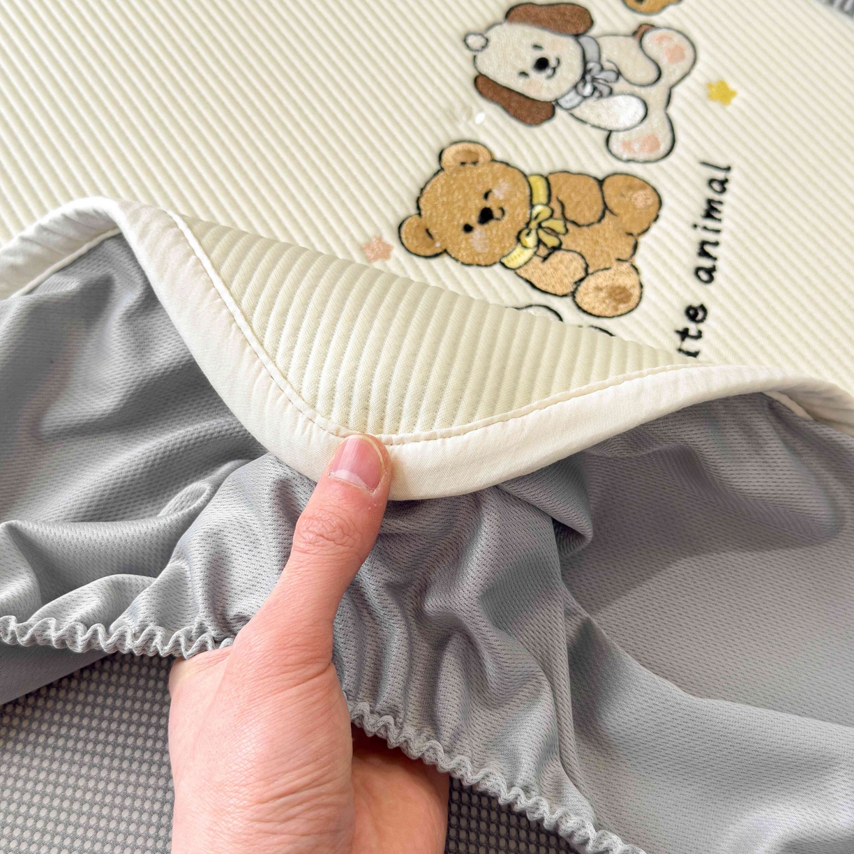 91家纺网 家纺一手货源 找家纺 孩子王家纺 2026春夏新款可机洗冰豆豆冰丝席凉席席子a类母婴级婴儿可用凉感值过0.21 小友聚会 床笠款