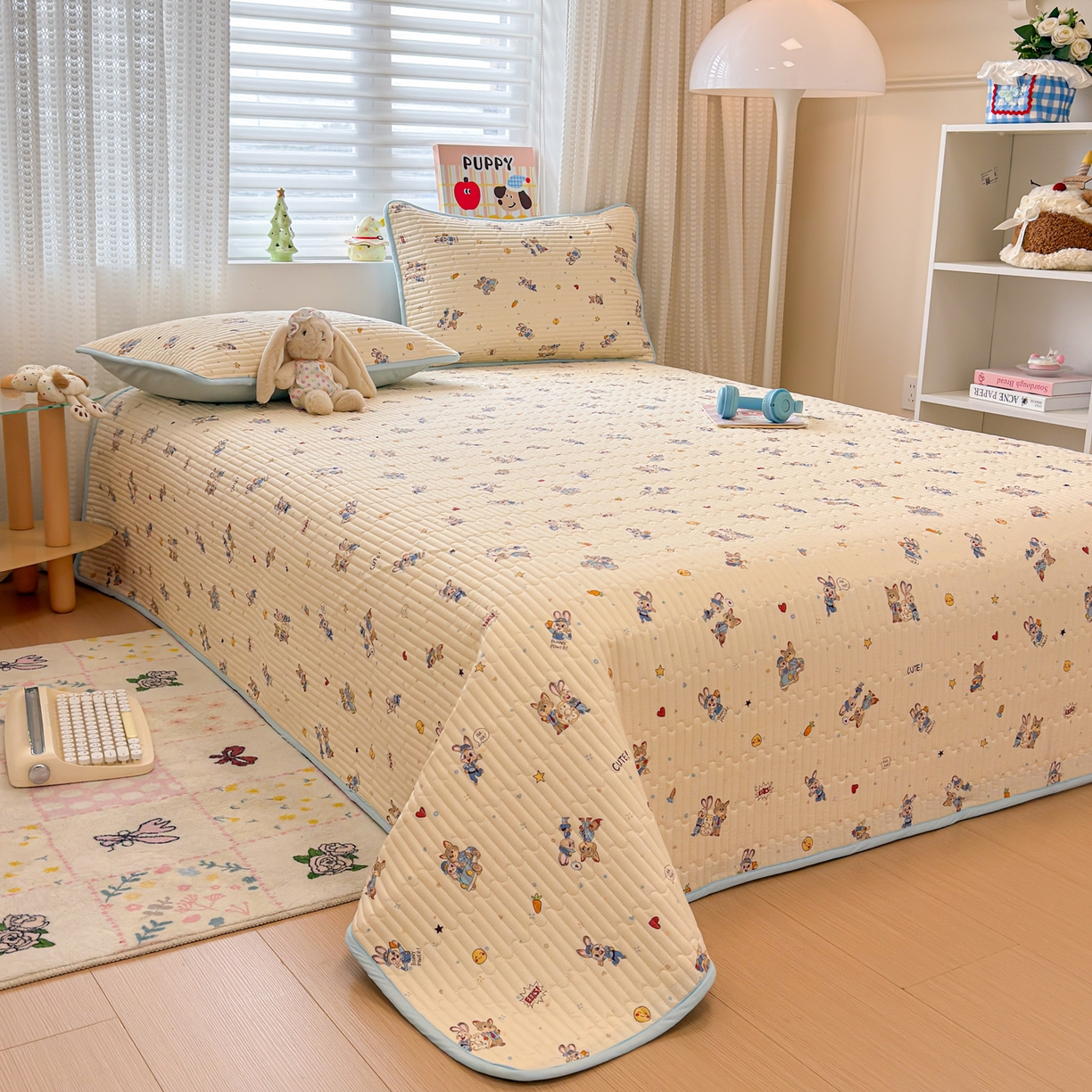 91家纺网 家纺一手货源 找家纺 雅萱家纺 2026新款森系全棉夹棉印花床盖 萌兔乐园