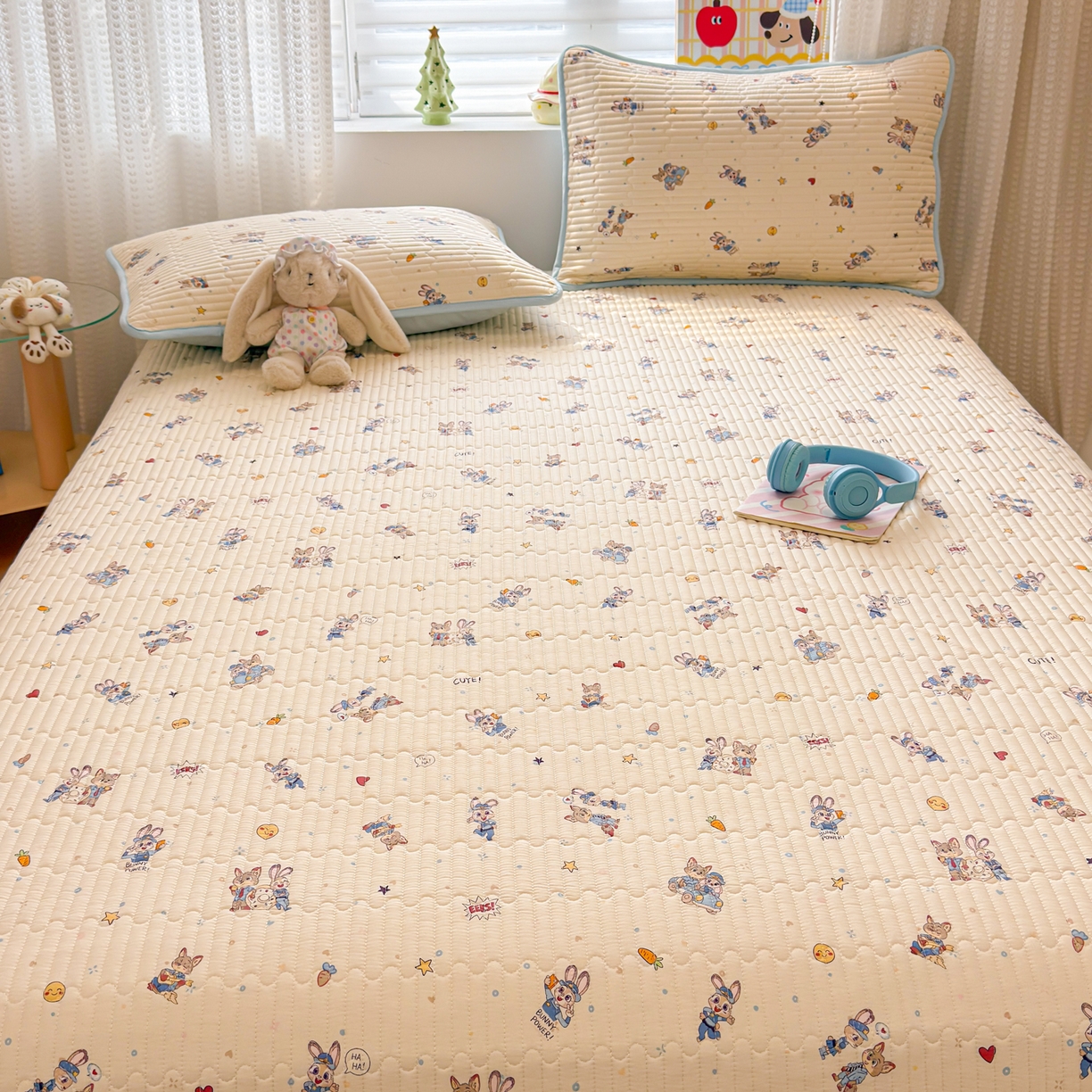 91家纺网 家纺一手货源 找家纺 雅萱家纺 2026新款森系全棉夹棉印花床盖 萌兔乐园