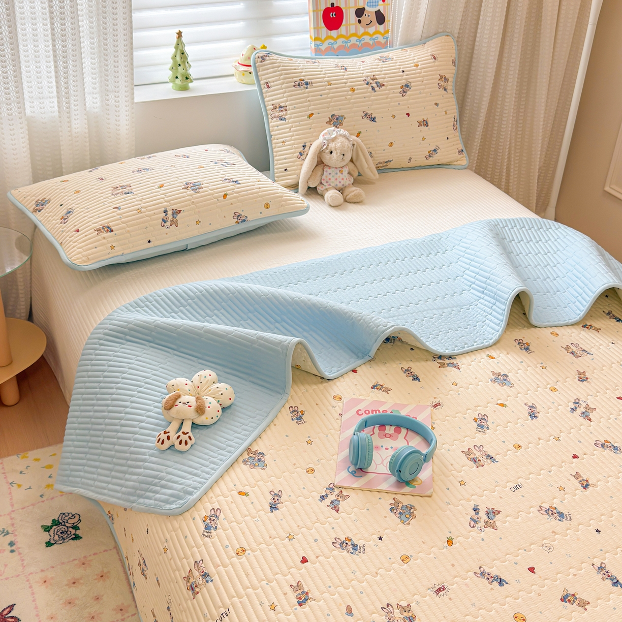 91家纺网 家纺一手货源 找家纺 雅萱家纺 2026新款森系全棉夹棉印花床盖 萌兔乐园