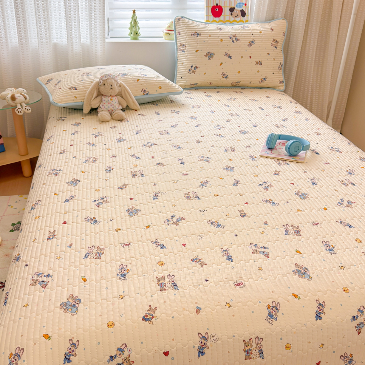 91家纺网 家纺一手货源 找家纺 雅萱家纺 2026新款森系全棉夹棉印花床盖 萌兔乐园