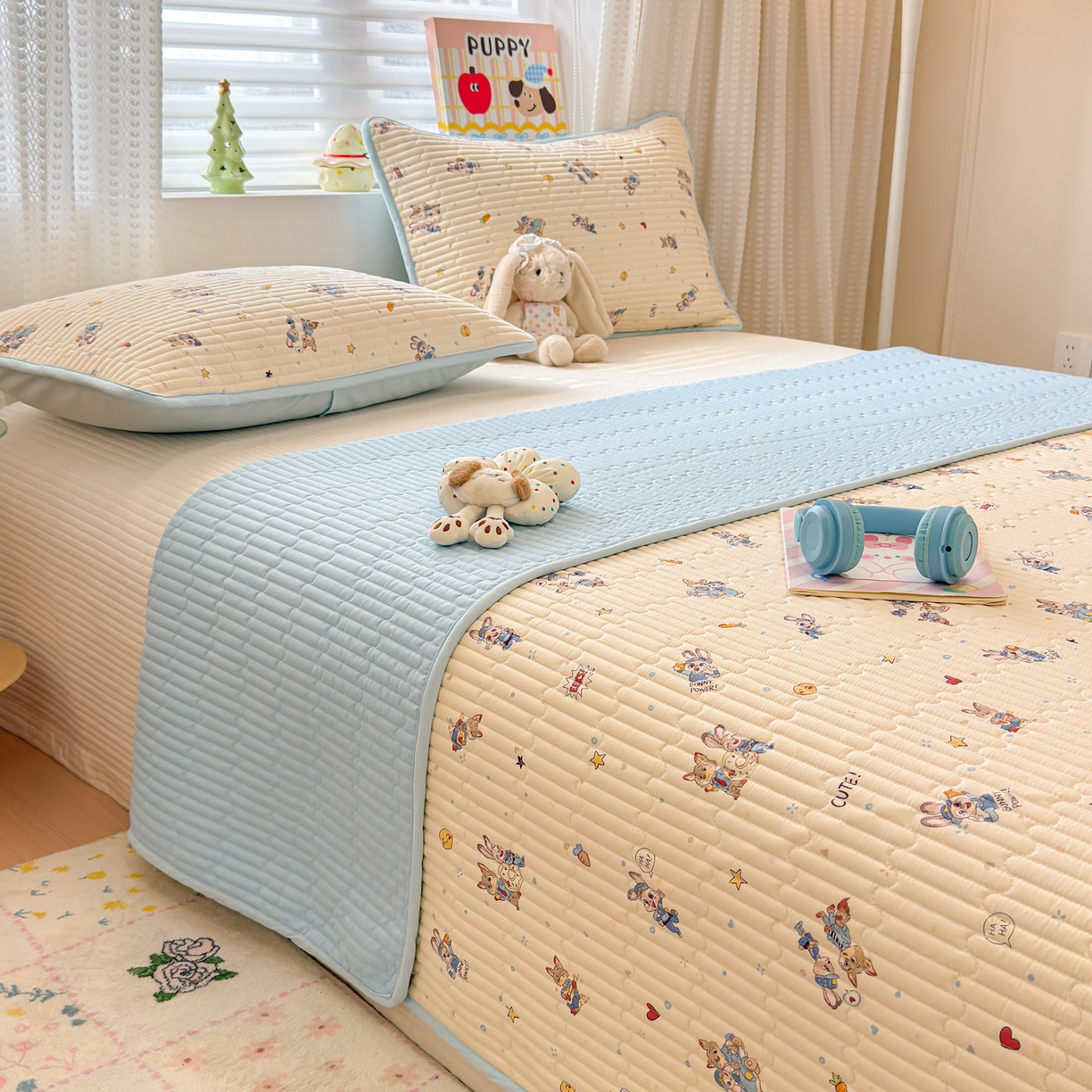 91家纺网 家纺一手货源 找家纺 雅萱家纺 2026新款森系全棉夹棉印花床盖 萌兔乐园