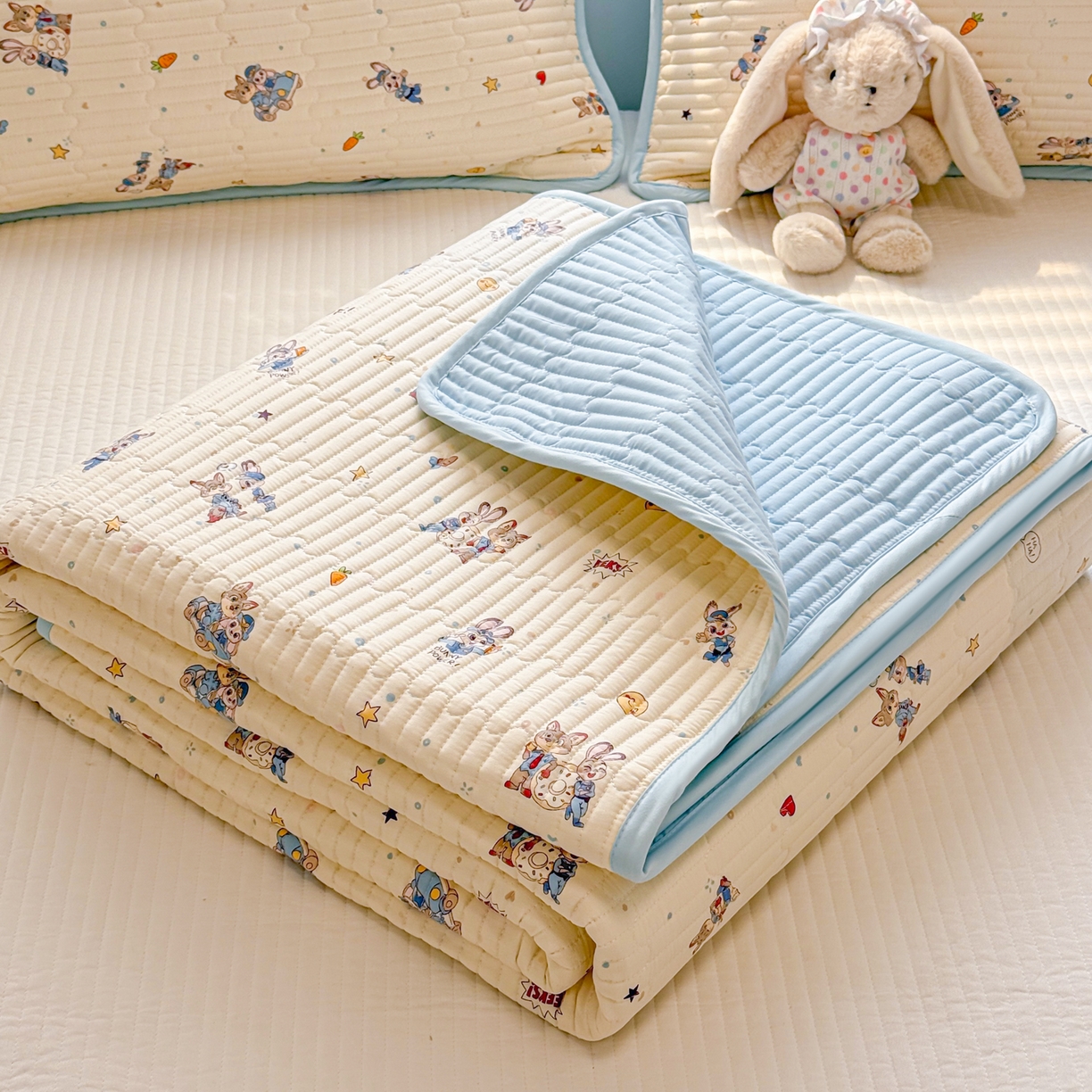 91家纺网 家纺一手货源 找家纺 雅萱家纺 2026新款森系全棉夹棉印花床盖 萌兔乐园