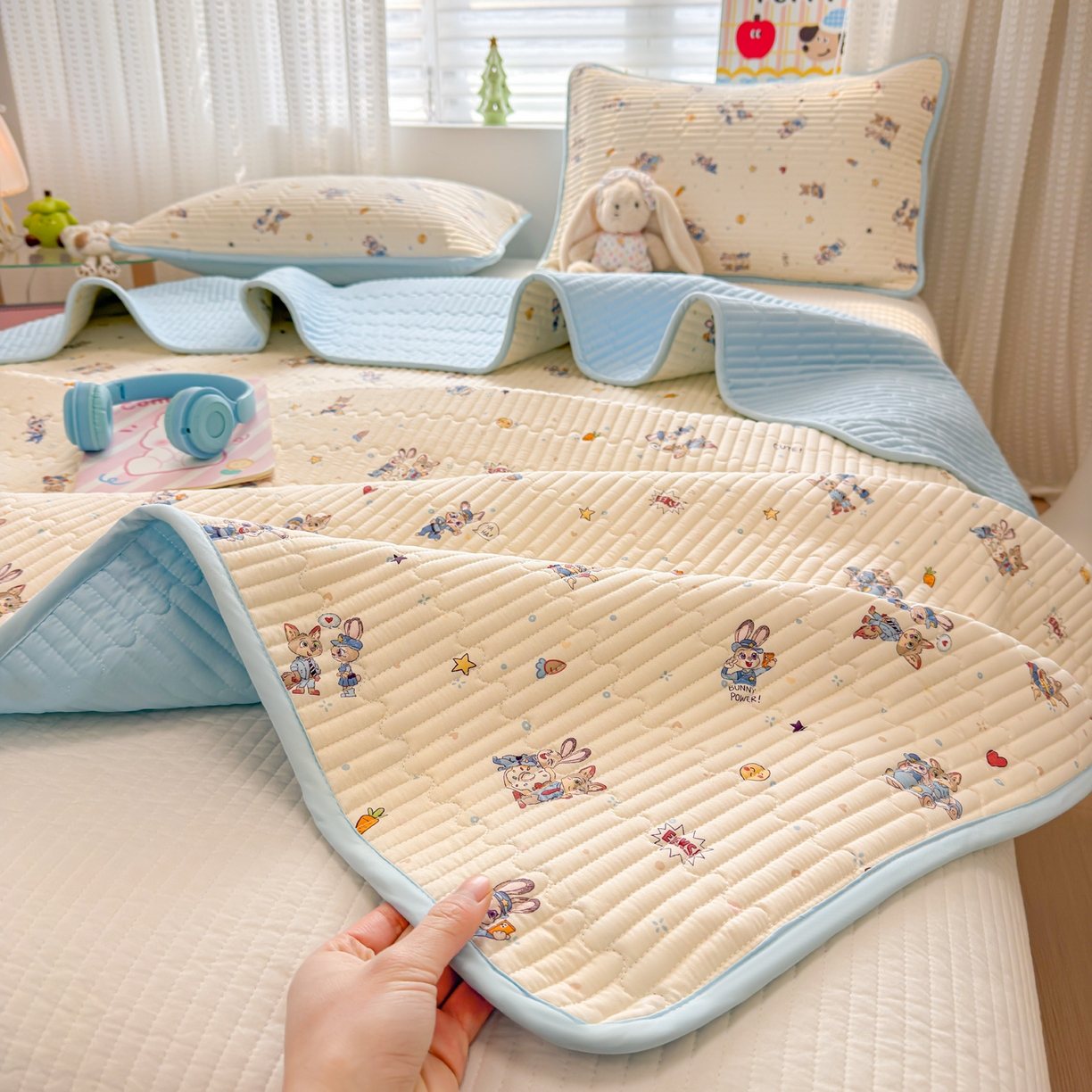 91家纺网 家纺一手货源 找家纺 雅萱家纺 2026新款森系全棉夹棉印花床盖 萌兔乐园