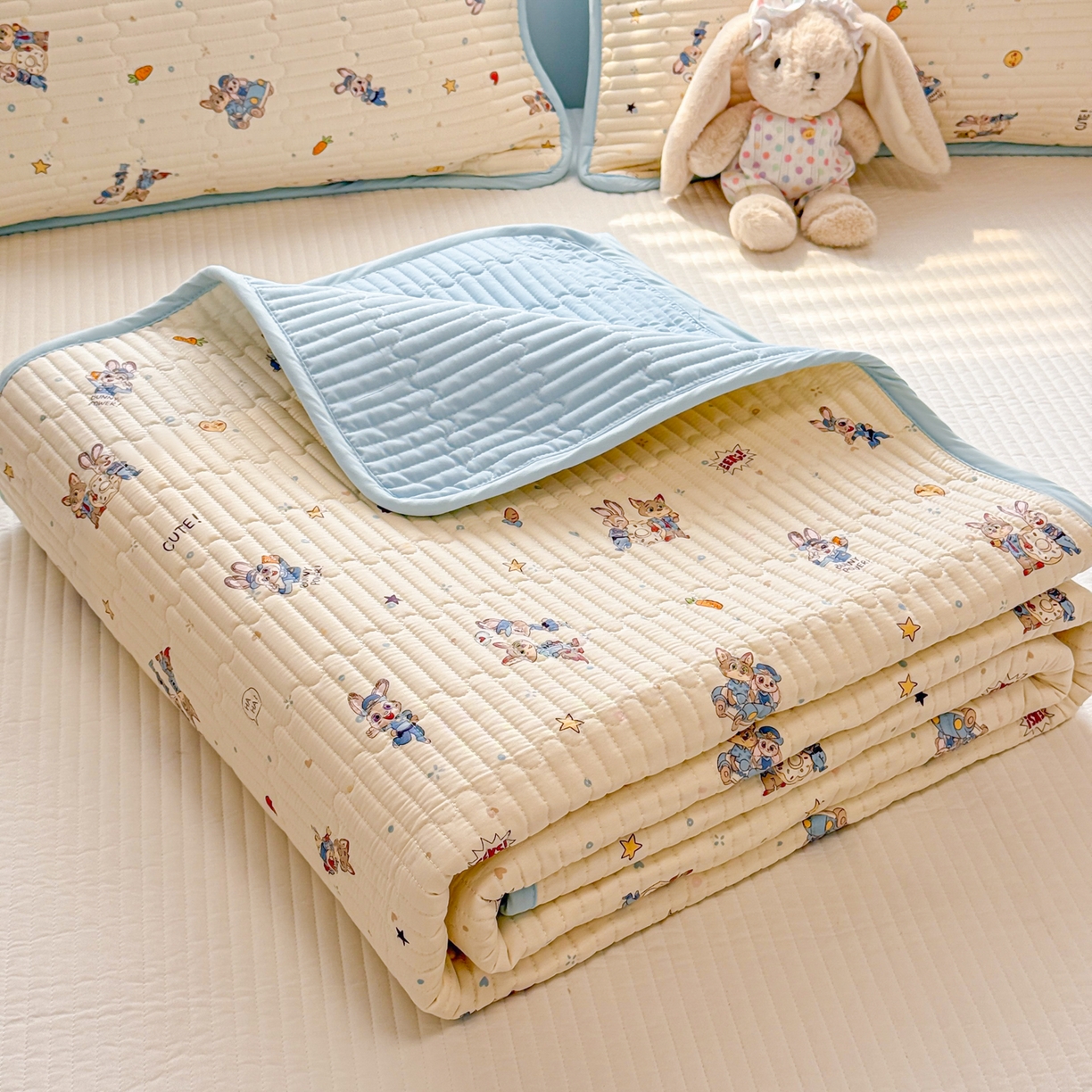 91家纺网 家纺一手货源 找家纺 雅萱家纺 2026新款森系全棉夹棉印花床盖 萌兔乐园