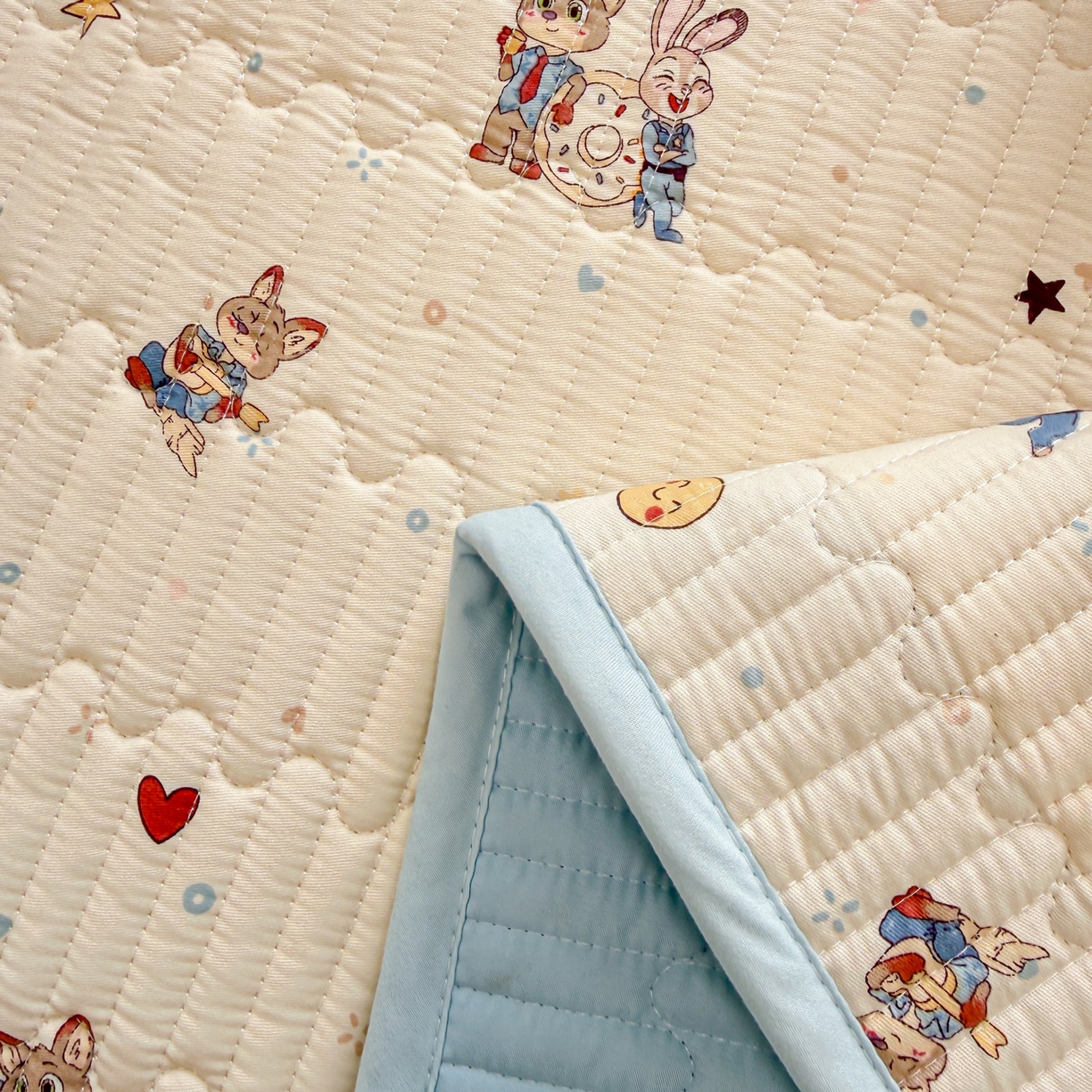 91家纺网 家纺一手货源 找家纺 雅萱家纺 2026新款森系全棉夹棉印花床盖 萌兔乐园