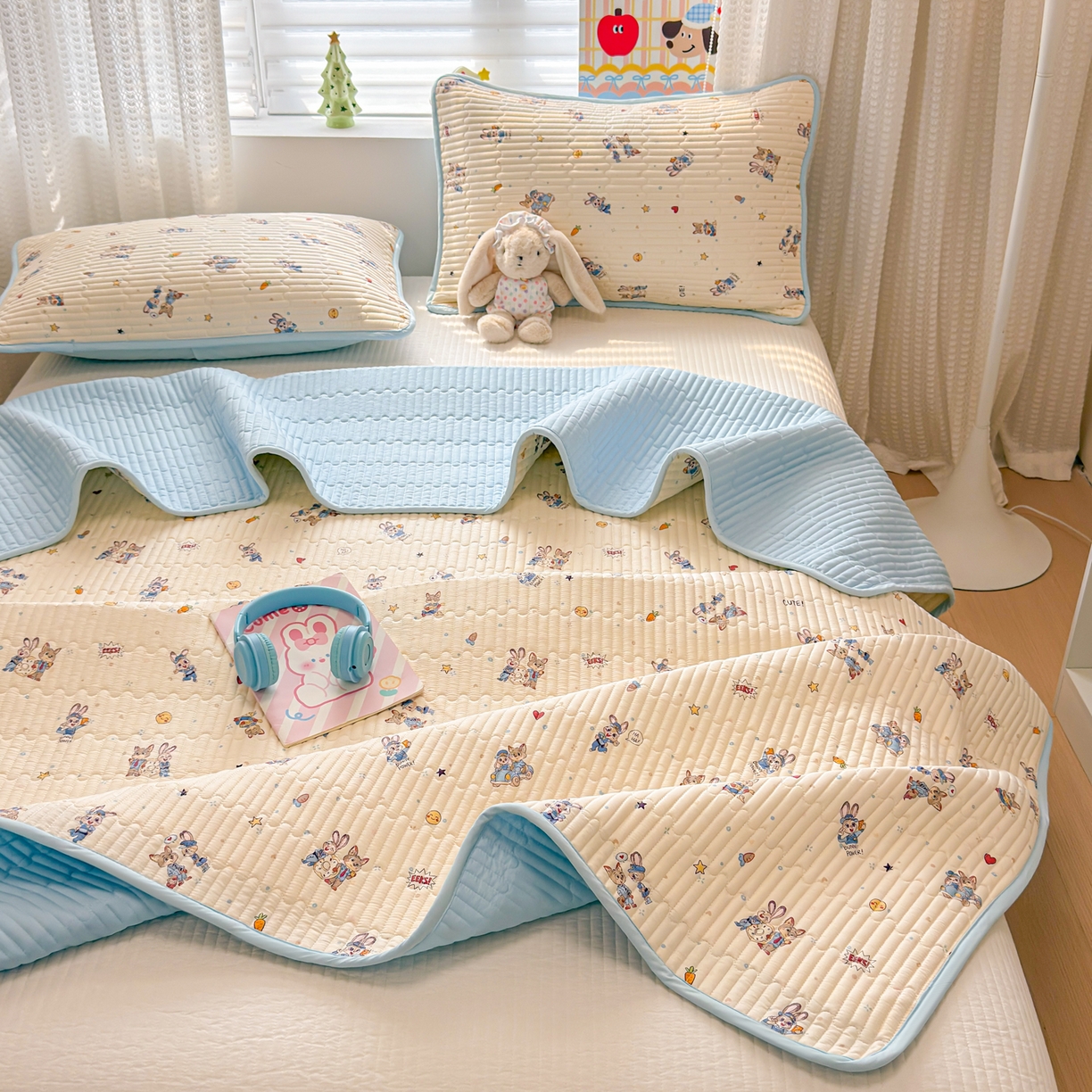 91家纺网 家纺一手货源 找家纺 雅萱家纺 2026新款森系全棉夹棉印花床盖 萌兔乐园