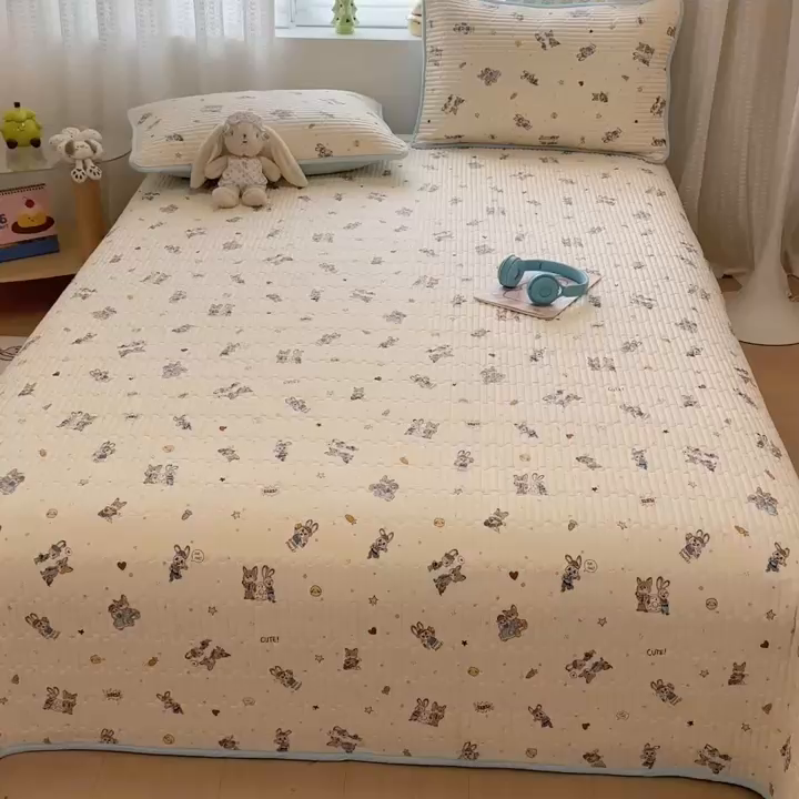 91家纺网 家纺一手货源 找家纺 雅萱家纺 2026新款森系全棉夹棉印花床盖 萌兔乐园