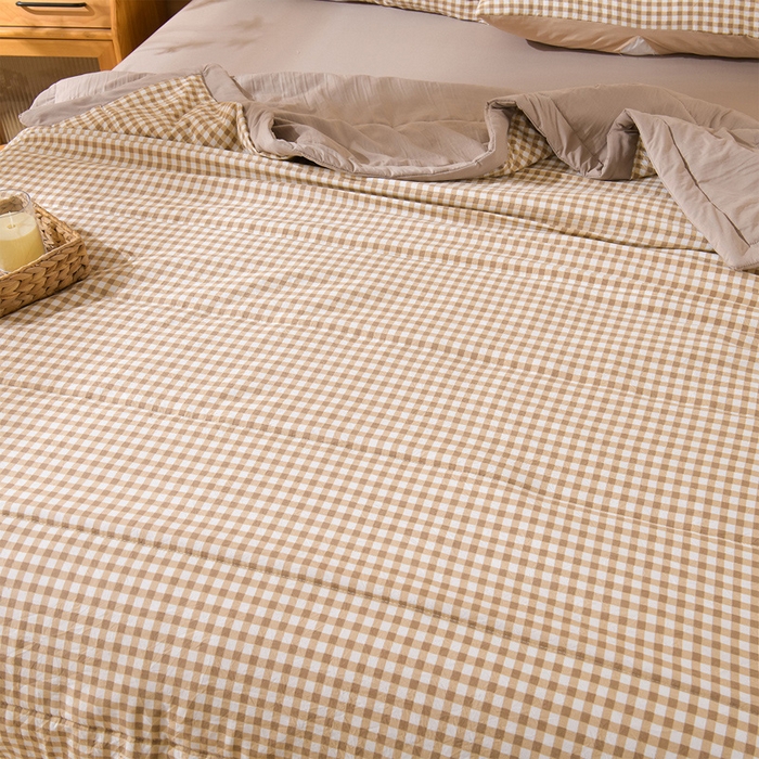 91家纺网 家纺一手货源 找家纺 欧朵家纺 2026春夏新款水洗棉新疆棉花被夏凉被空调被 浅米小格