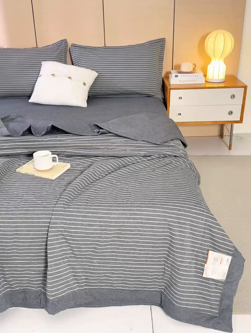 91家纺网 家纺一手货源 找家纺 81号家纺 2026新款全棉纯棉色织棉花夏被夏凉被空调被 灰细条