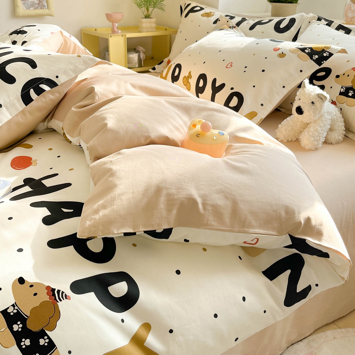 91家纺网 家纺一手货源 找家纺 涵宸家纺 2026新款全棉印花小清新四件套 苹果腊肠狗