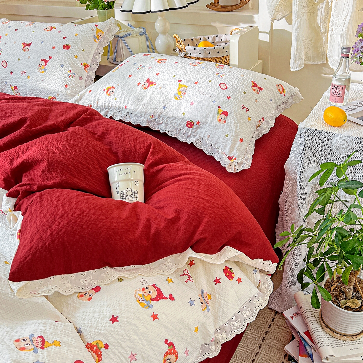 91家纺网 家纺一手货源 找家纺 一比一家纺 2026新款泡芙纱花边四件套 捕梦星人 - 红