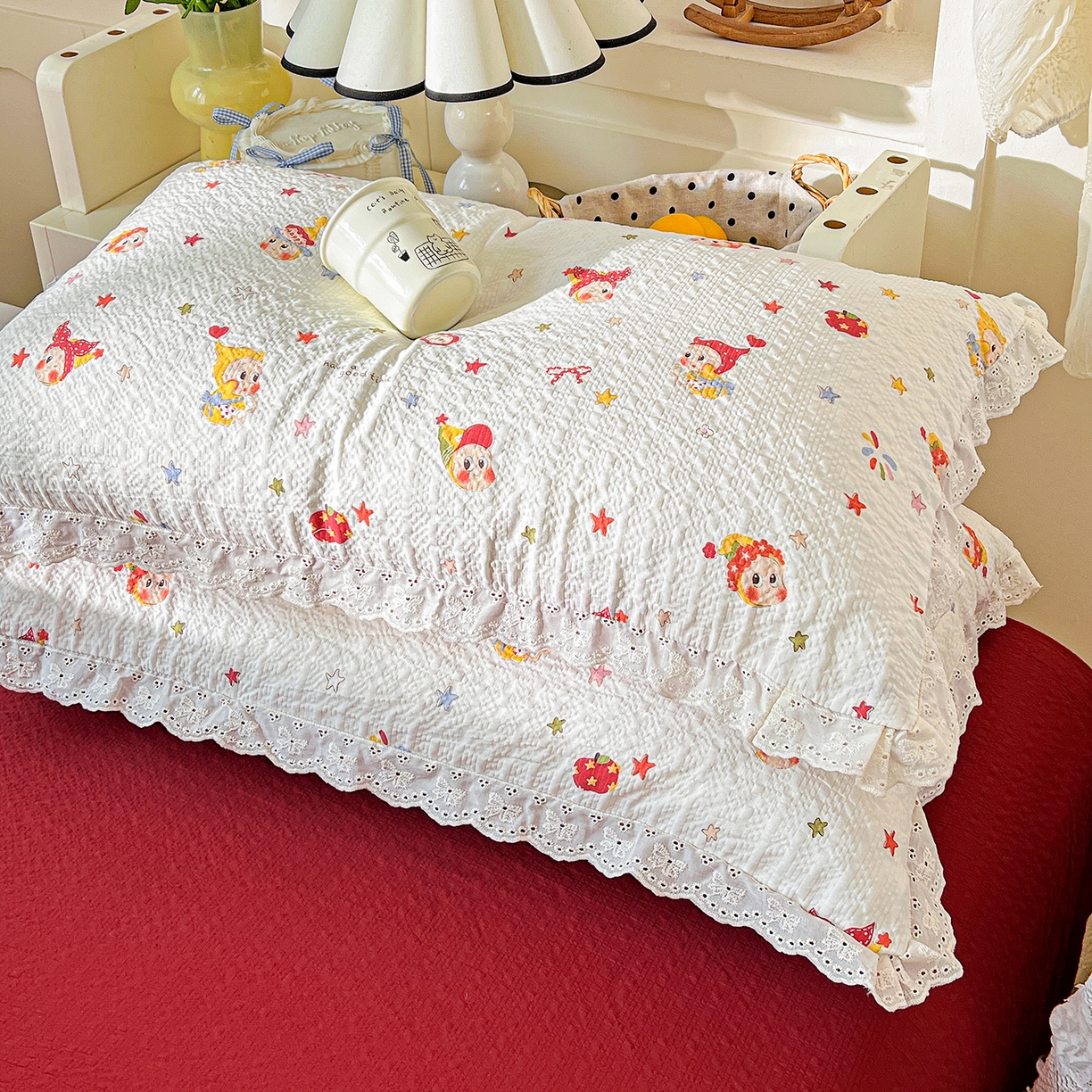 91家纺网 家纺一手货源 找家纺 一比一家纺 2026新款泡芙纱花边四件套 捕梦星人 - 红