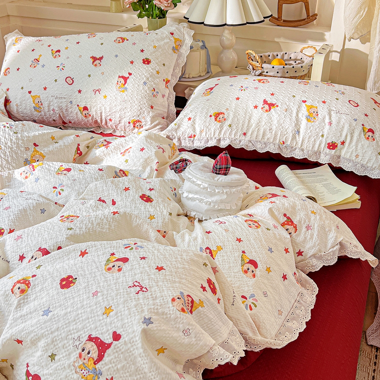 91家纺网 家纺一手货源 找家纺 一比一家纺 2026新款泡芙纱花边四件套 捕梦星人 - 红