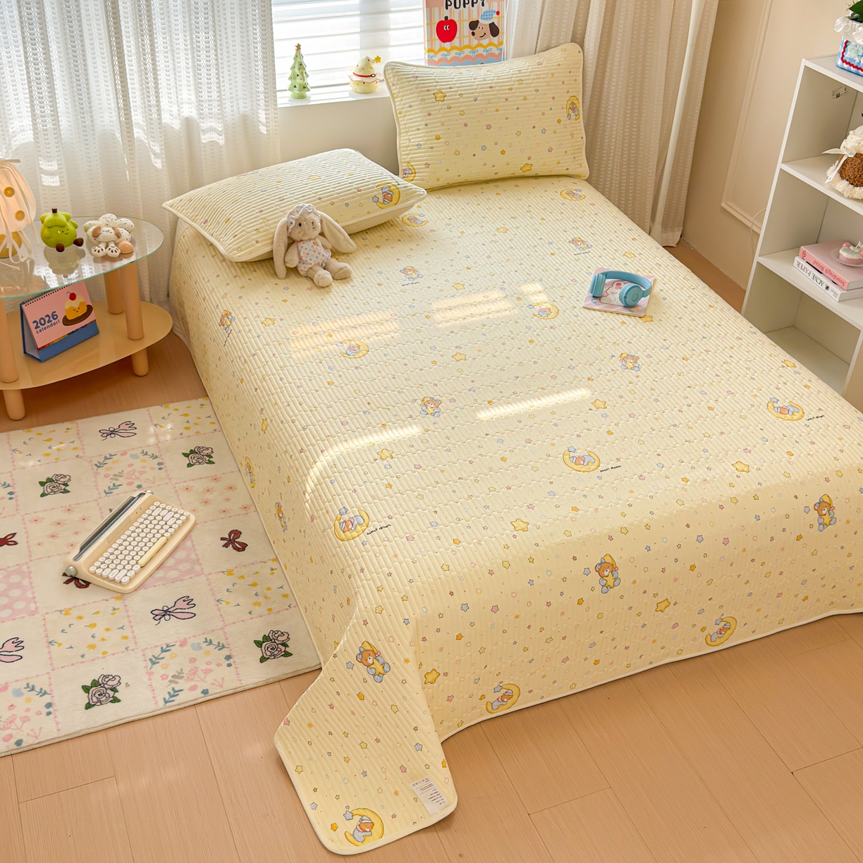 91家纺网 家纺一手货源 找家纺 雅萱家纺 2026新款森系全棉夹棉印花床盖 奶黄星星熊