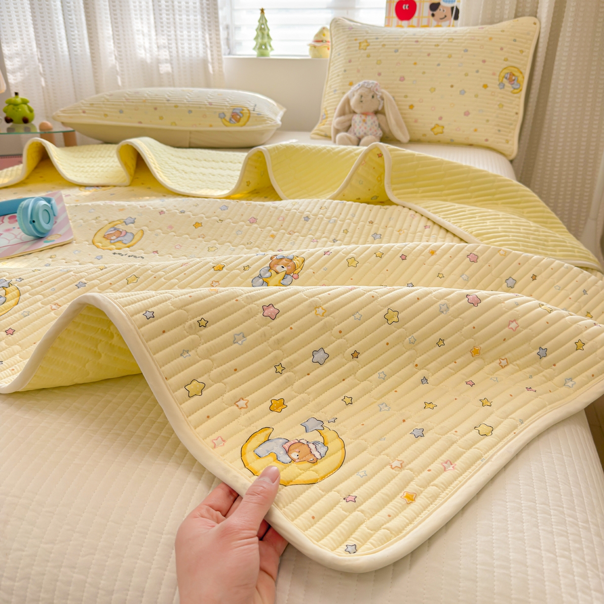 91家纺网 家纺一手货源 找家纺 雅萱家纺 2026新款森系全棉夹棉印花床盖 奶黄星星熊