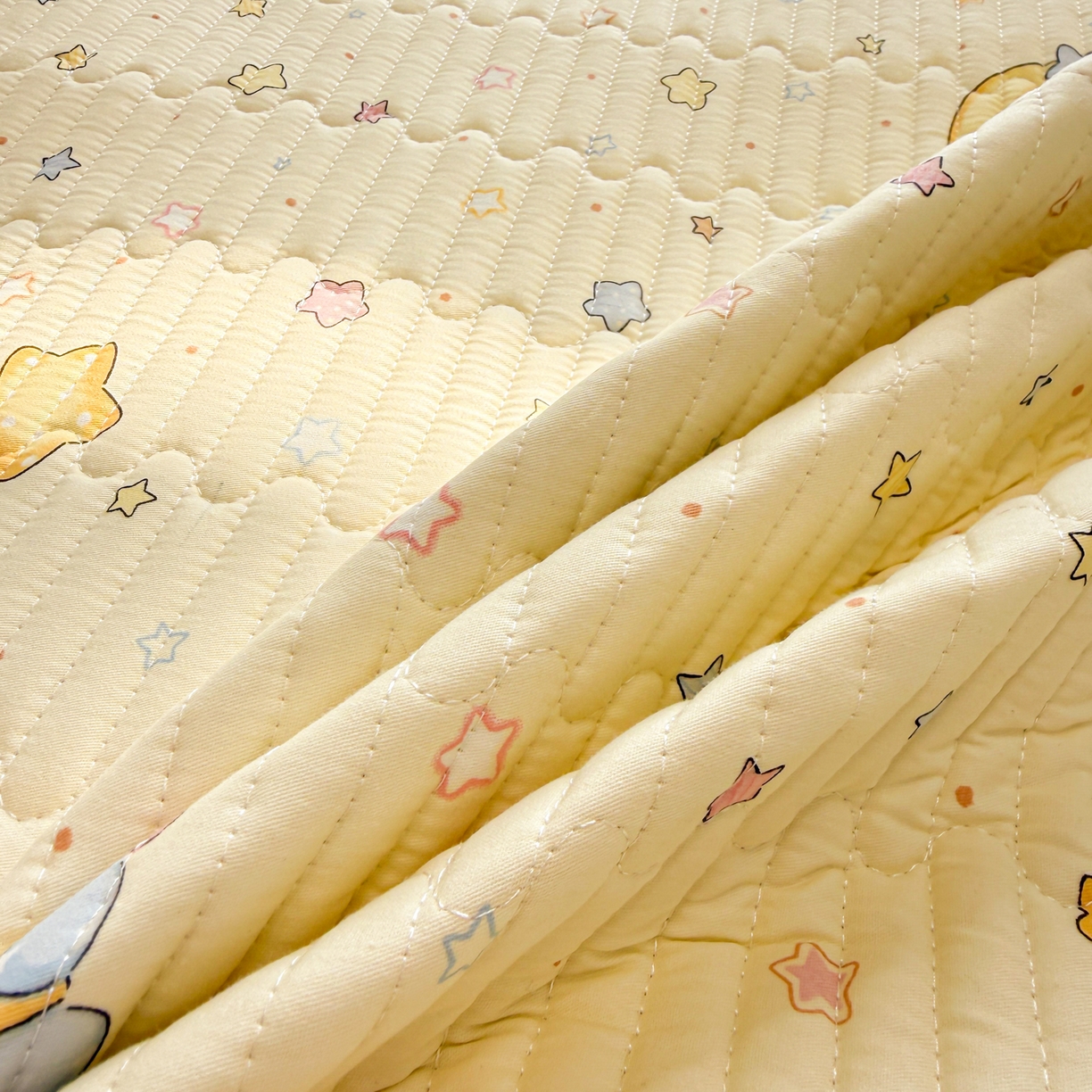 91家纺网 家纺一手货源 找家纺 雅萱家纺 2026新款森系全棉夹棉印花床盖 奶黄星星熊