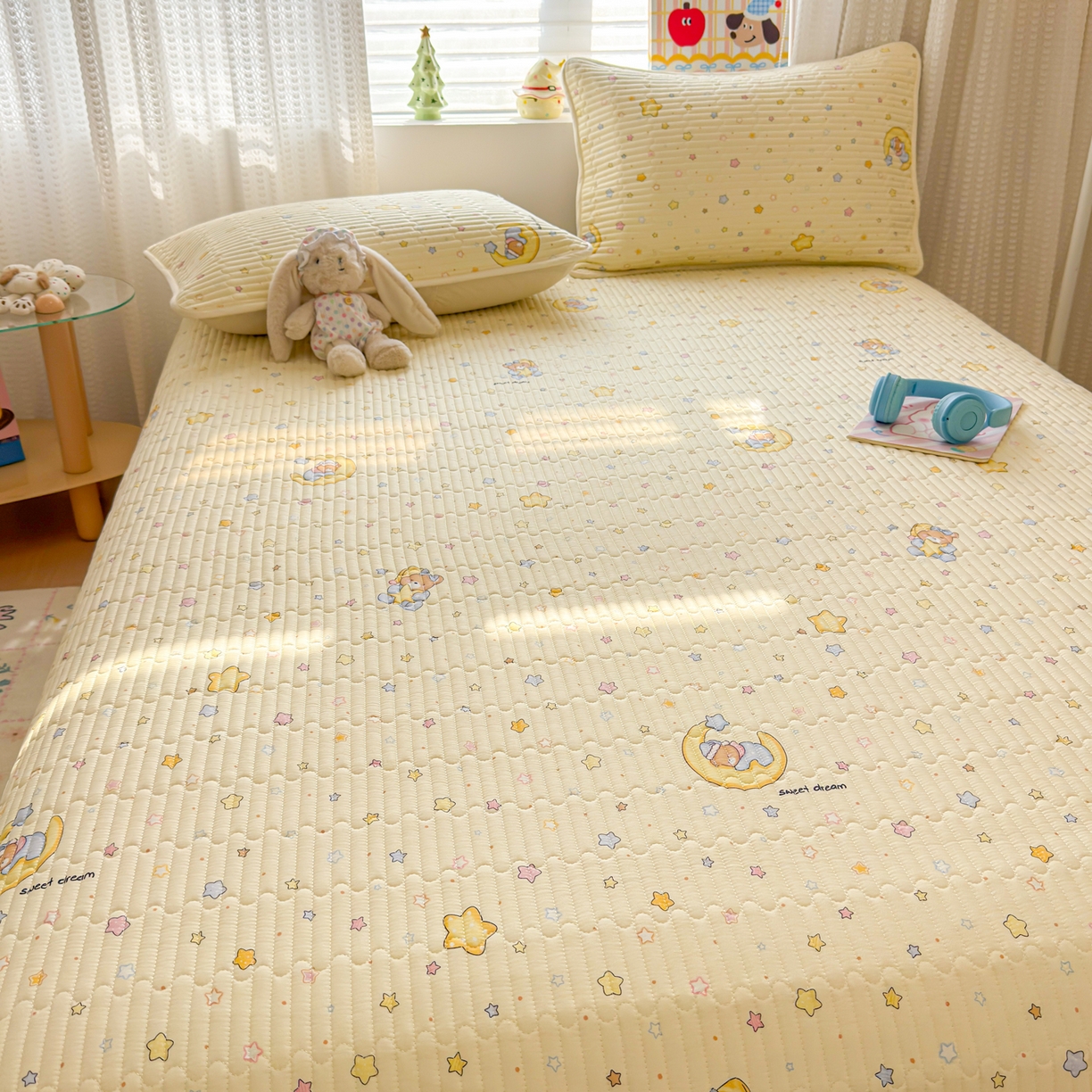 91家纺网 家纺一手货源 找家纺 雅萱家纺 2026新款森系全棉夹棉印花床盖 奶黄星星熊