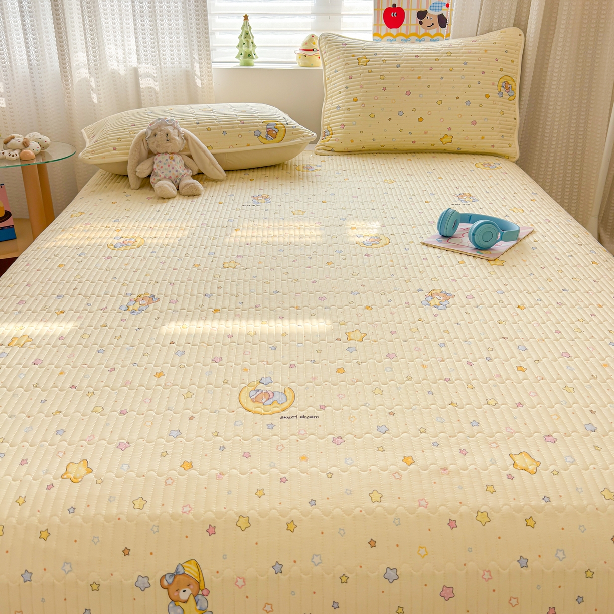 91家纺网 家纺一手货源 找家纺 雅萱家纺 2026新款森系全棉夹棉印花床盖 奶黄星星熊