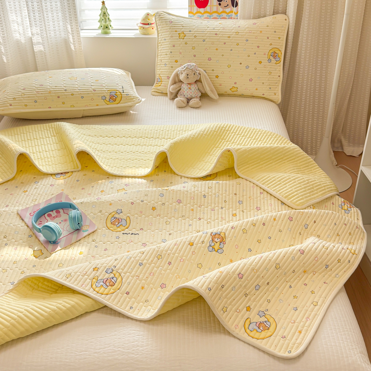 91家纺网 家纺一手货源 找家纺 雅萱家纺 2026新款森系全棉夹棉印花床盖 奶黄星星熊