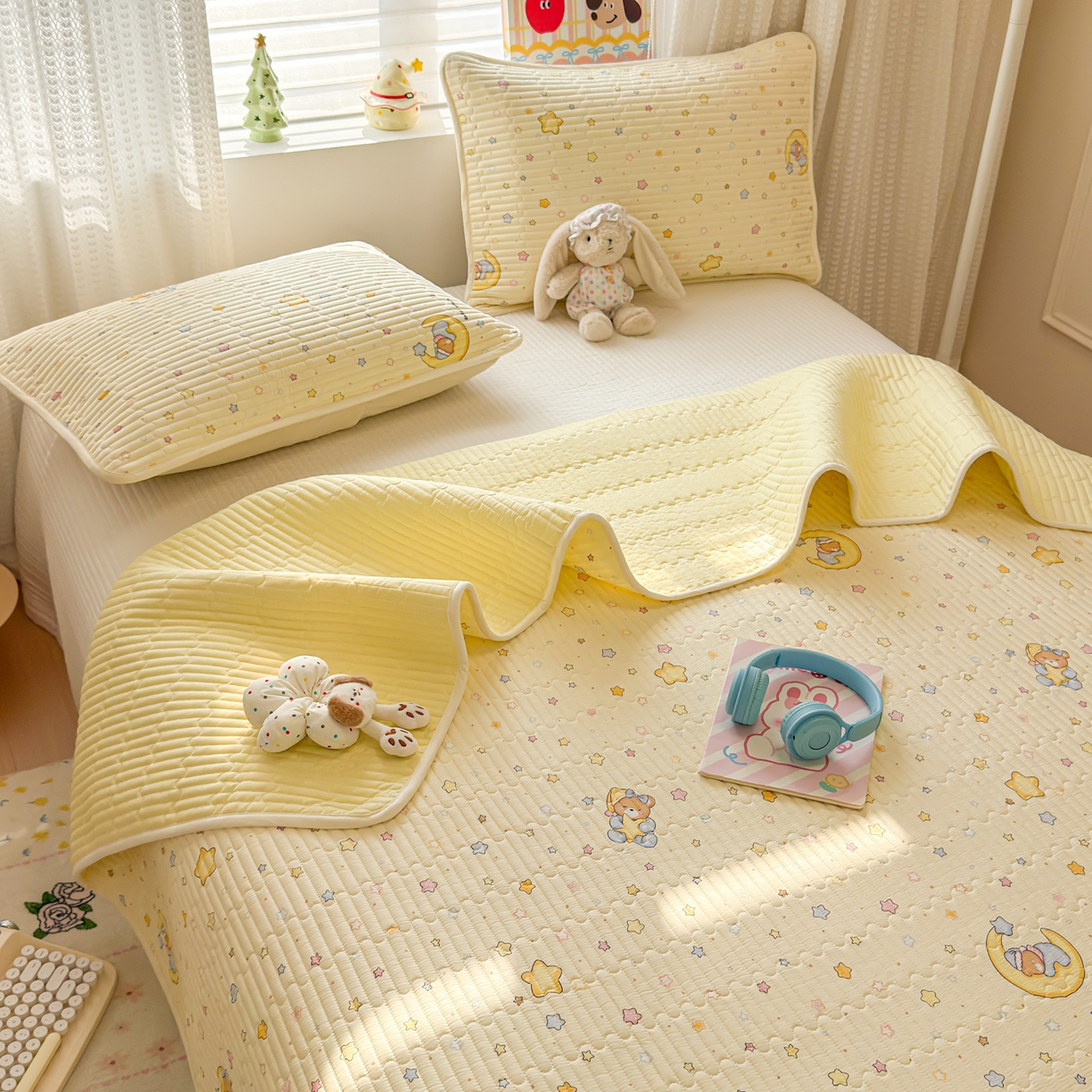 91家纺网 家纺一手货源 找家纺 雅萱家纺 2026新款森系全棉夹棉印花床盖 奶黄星星熊