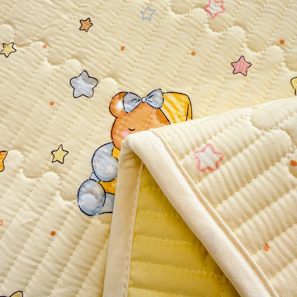 91家纺网 家纺一手货源 找家纺 雅萱家纺 2026新款森系全棉夹棉印花床盖 奶黄星星熊