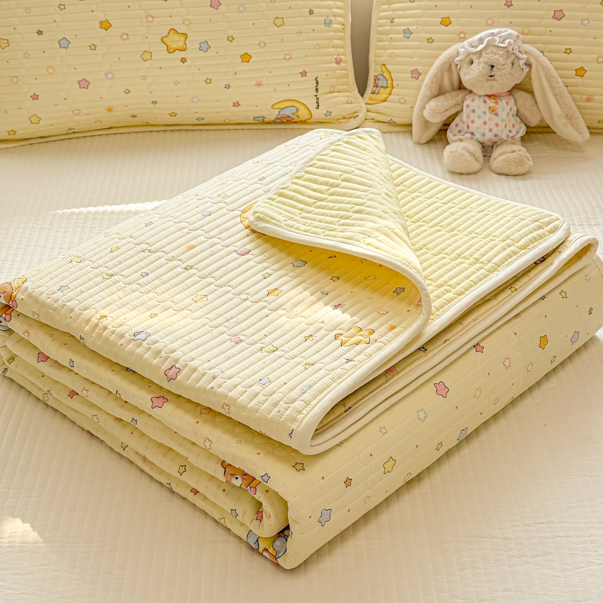 91家纺网 家纺一手货源 找家纺 雅萱家纺 2026新款森系全棉夹棉印花床盖 奶黄星星熊