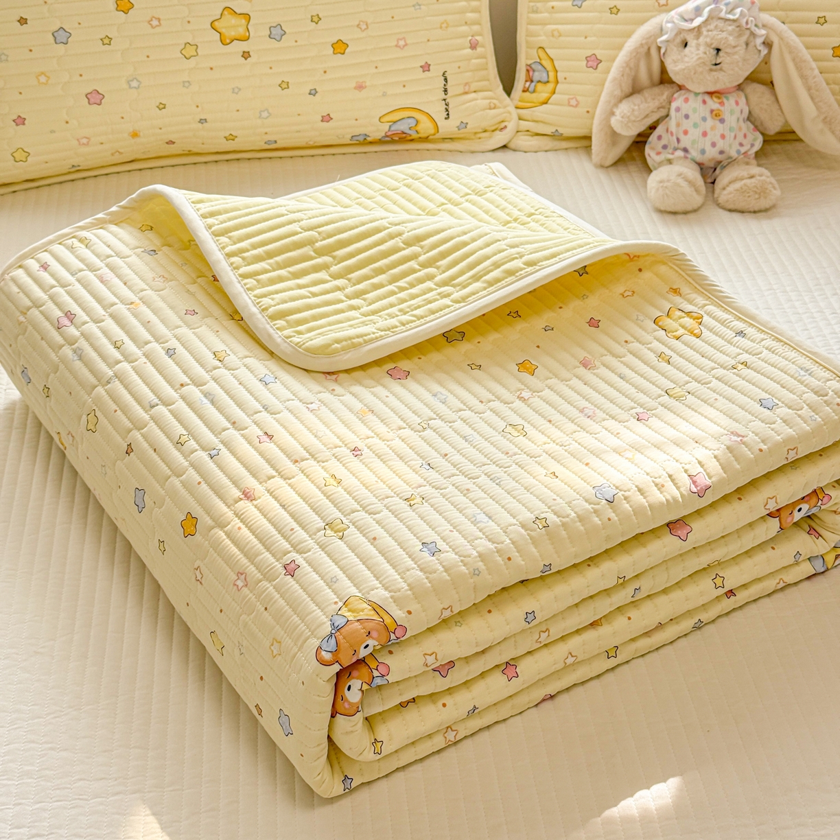 91家纺网 家纺一手货源 找家纺 雅萱家纺 2026新款森系全棉夹棉印花床盖 奶黄星星熊