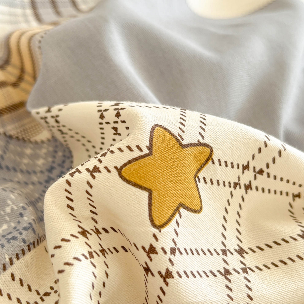 91家纺网 家纺一手货源 找家纺 涵宸家纺 2026新款全棉印花小清新四件套 日月行-灰