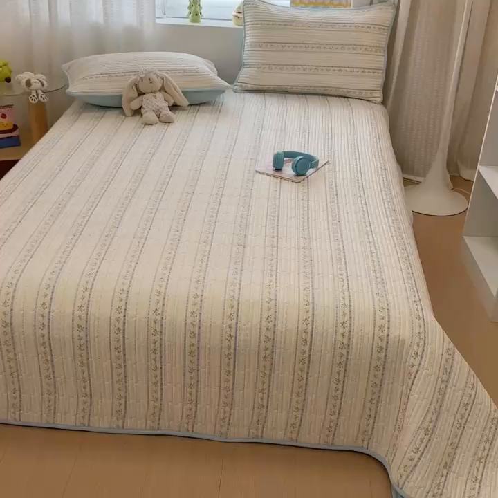 91家纺网 家纺一手货源 找家纺 雅萱家纺 2026新款森系全棉夹棉印花床盖 雾蓝花境