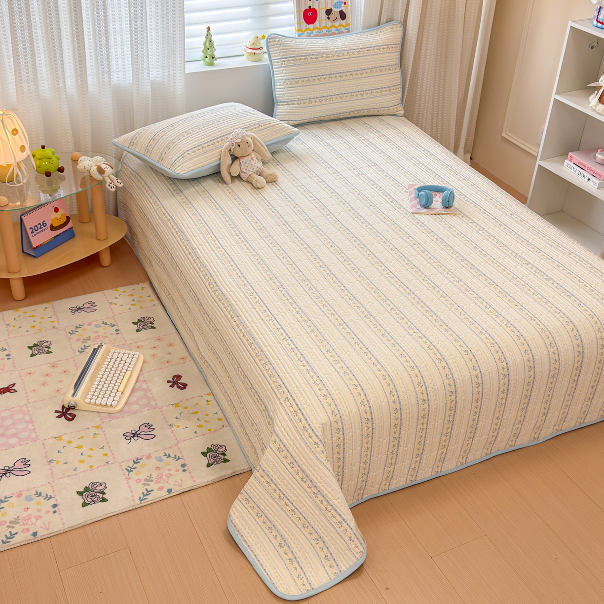 91家纺网 家纺一手货源 找家纺 雅萱家纺 2026新款森系全棉夹棉印花床盖 雾蓝花境