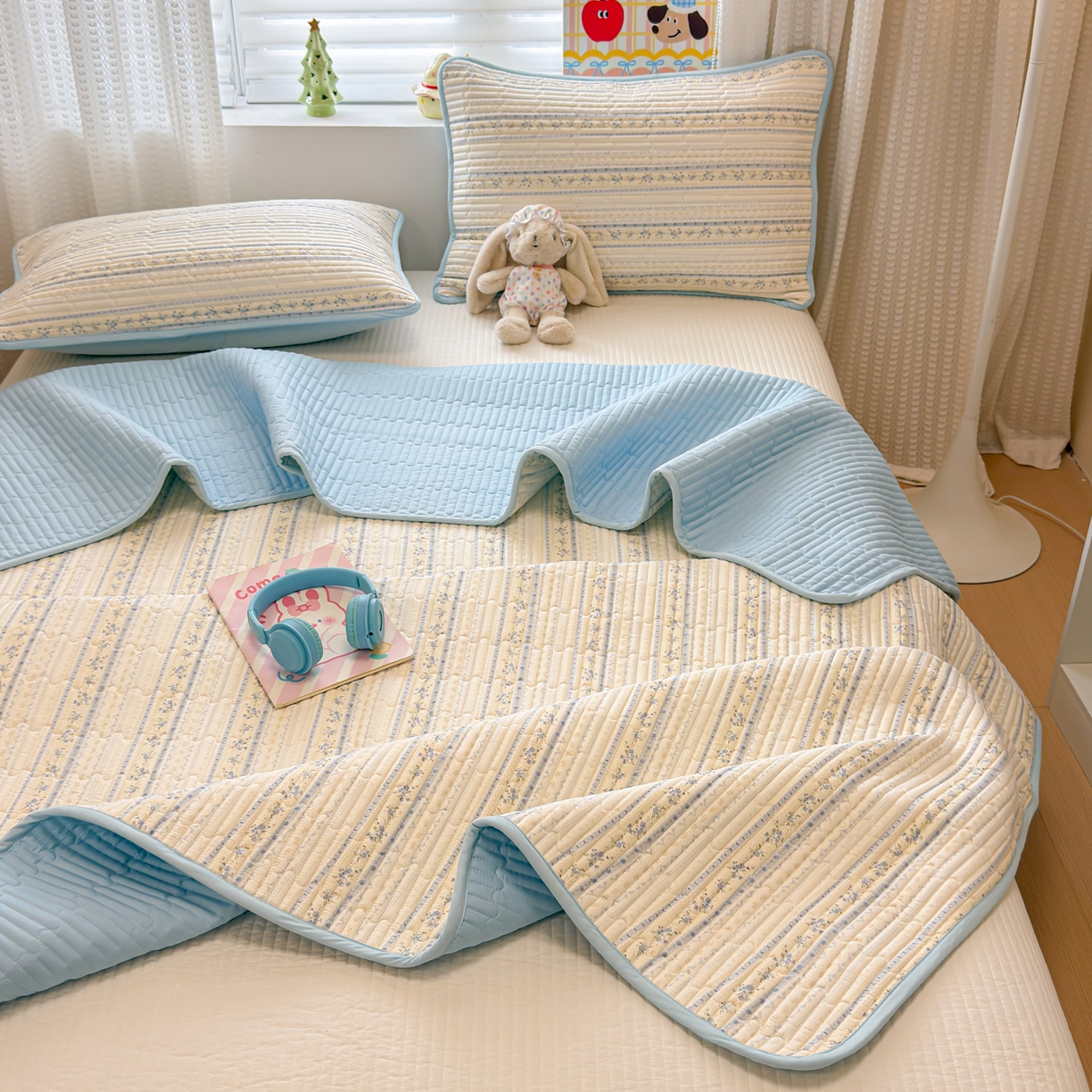 91家纺网 家纺一手货源 找家纺 雅萱家纺 2026新款森系全棉夹棉印花床盖 雾蓝花境